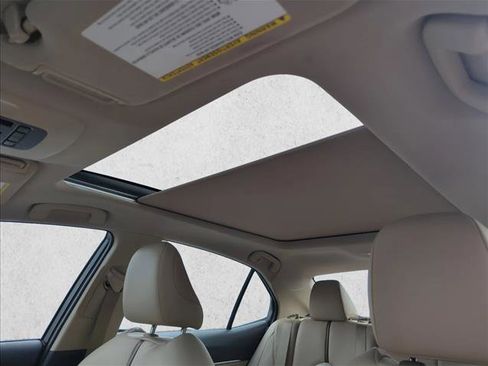 Used 2018 Toyota Camry XLE image 14