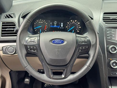 Used 2019 Ford Explorer XLT FWD image 17