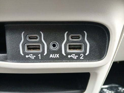 Used 2024 Chrysler Pacifica Touring-L image 6