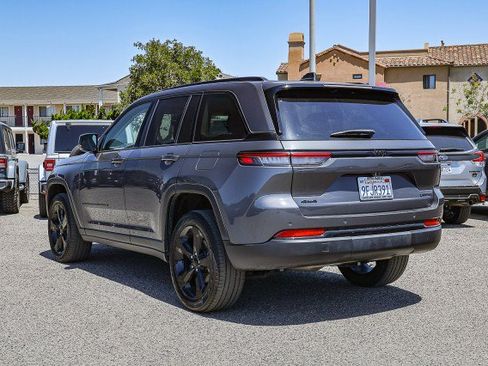 Used 2023 Jeep Grand Cherokee Limited w/ Black Appearance Package AWD/4WD image 6