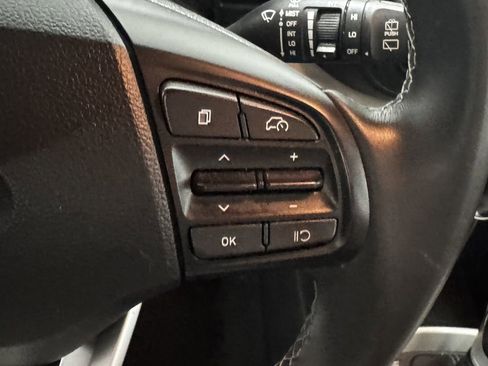 Used 2025 Hyundai Venue SEL FWD image 6