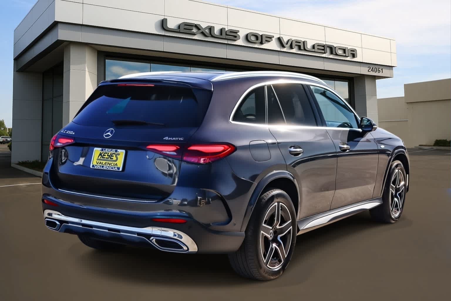 Used 2025 Mercedes-Benz GLC 350e 4MATIC image 4
