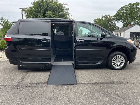 Used 2017 Toyota Sienna XLE FWD image 5