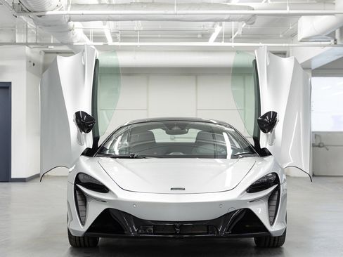 Used 2023 McLaren Artura image 12