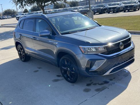 Used 2023 Volkswagen Taos SE w/ Panoramic Sunroof Package image 2