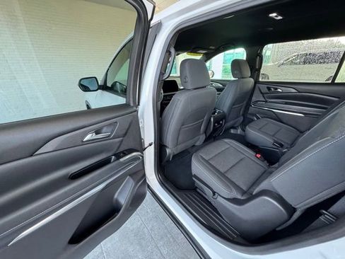 Used 2025 Chevrolet Traverse LT image 19