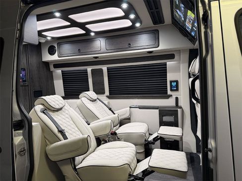 Used 2024 Mercedes-Benz Sprinter 2500 image 3