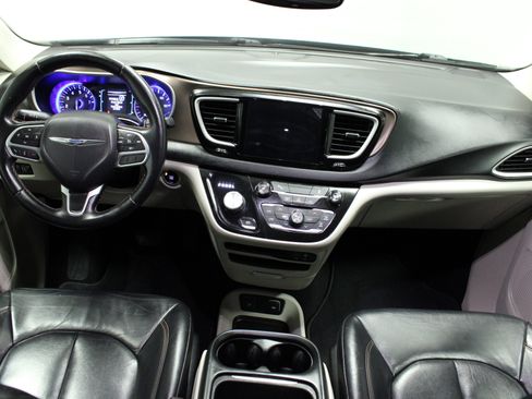 Used 2017 Chrysler Pacifica Touring-L image 20