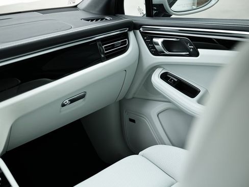 New 2026 Porsche Macan image 31