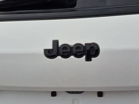 Used 2024 Jeep Grand Cherokee L Altitude AWD/4WD image 10