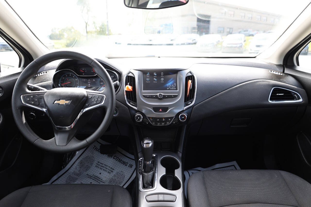 Used 2018 Chevrolet Cruze LT w/ Convenience Package FWD image 14