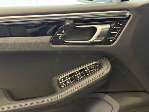 Certified 2025 Porsche Macan image 14