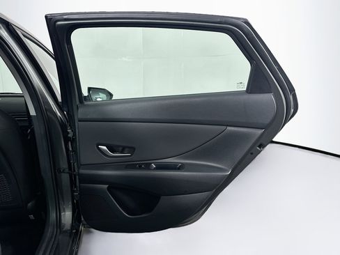 Used 2025 Hyundai Elantra SEL image 31