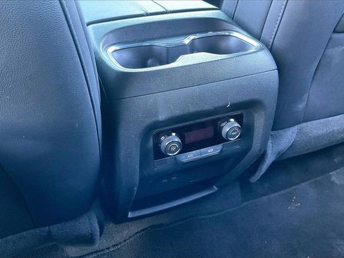 Used 2025 Chevrolet Traverse LT image 32