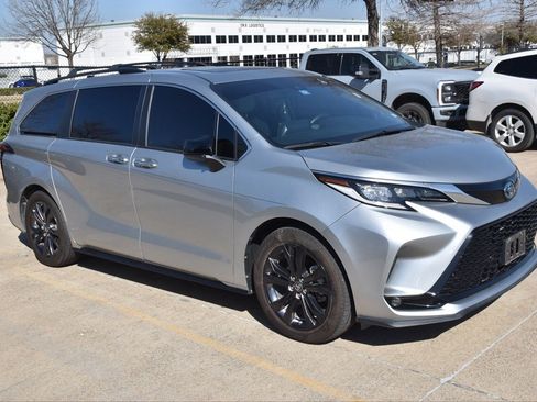 Used 2023 Toyota Sienna XSE w/ XSE Plus Package image 5