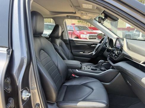 Used 2022 Toyota Highlander XLE FWD image 32