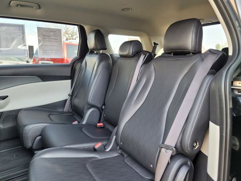 Used 2024 Kia Carnival LX image 13