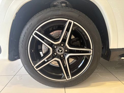 Used 2024 Mercedes-Benz GLS 450 4MATIC image 11