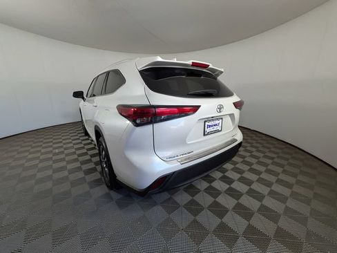 Used 2023 Toyota Highlander XLE AWD/4WD image 13