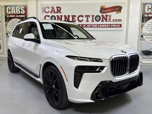 Used 2023 BMW X7 xDrive40i w/ M Sport Package AWD/4WD image 2