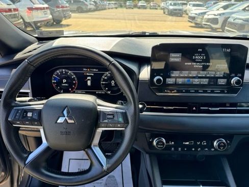 Used 2024 Mitsubishi Outlander AWD image 12