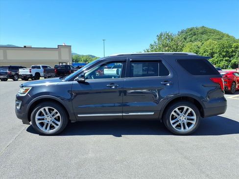 Used 2017 Ford Explorer XLT w/ Equipment Group 202A AWD/4WD image 2