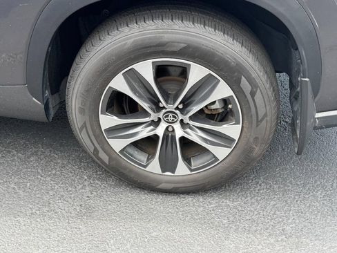 Used 2025 Toyota Highlander XLE AWD/4WD image 10