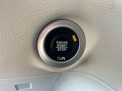 Used 2023 Chrysler Pacifica Touring-L image 7