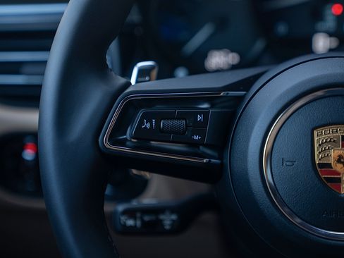Certified 2026 Porsche Macan AWD/4WD image 7