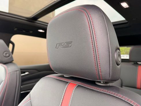 Used 2024 Chevrolet Traverse RS FWD image 7