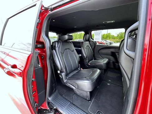Used 2025 Chrysler Pacifica Select FWD image 18
