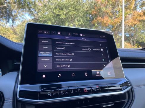 Used 2023 Jeep Compass Limited image 18