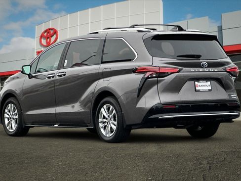 Used 2024 Toyota Sienna Limited image 5