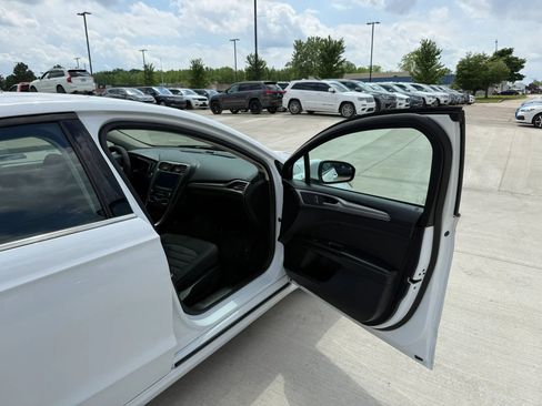 Used 2020 Ford Fusion SE FWD image 23