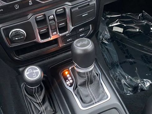 Used 2021 Jeep Wrangler Unlimited Sahara AWD/4WD image 15