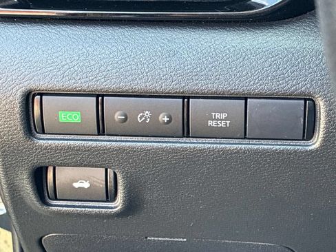 Used 2024 Nissan Sentra SV FWD image 29