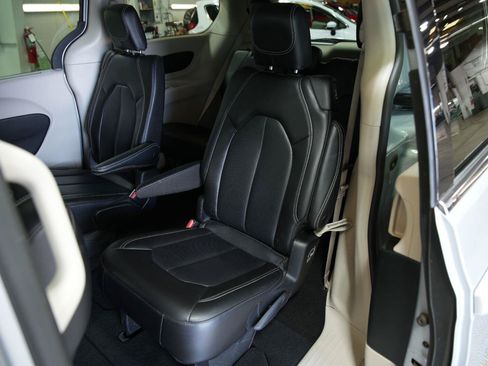 Used 2023 Chrysler Pacifica Touring-L FWD image 26