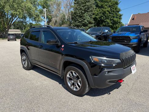 Used 2019 Jeep Cherokee Trailhawk w/ Comfort/Convenience Group AWD/4WD image 3