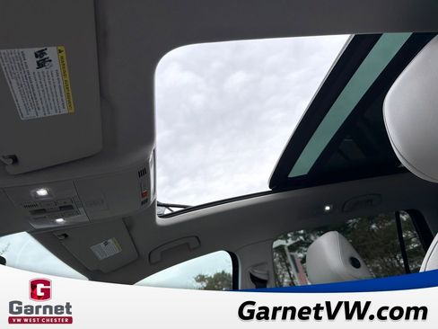 Used 2023 Volkswagen Tiguan SE w/ Panoramic Sunroof Package image 21