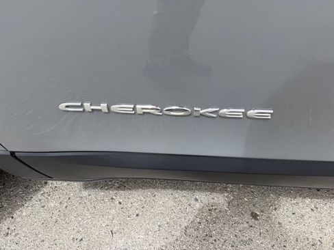Used 2020 Jeep Cherokee Limited FWD image 10
