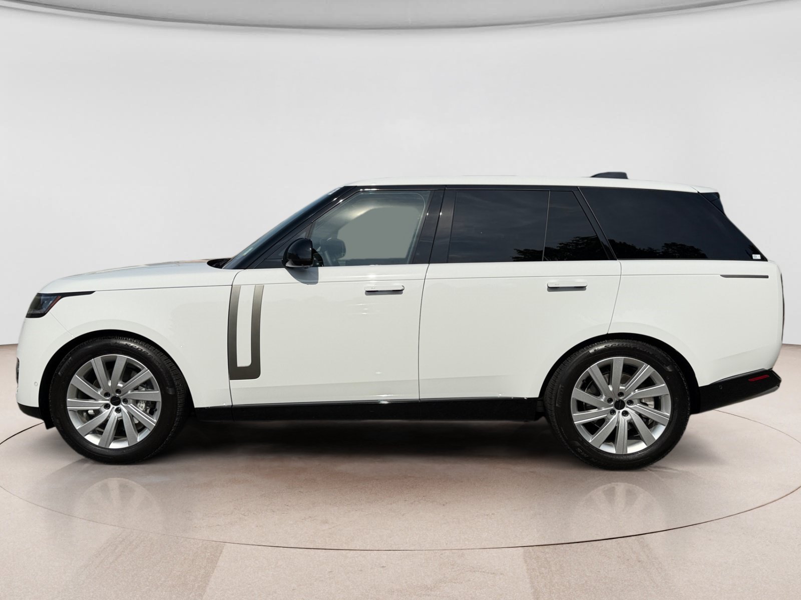 Used 2026 Land Rover Range Rover SE AWD/4WD image 2