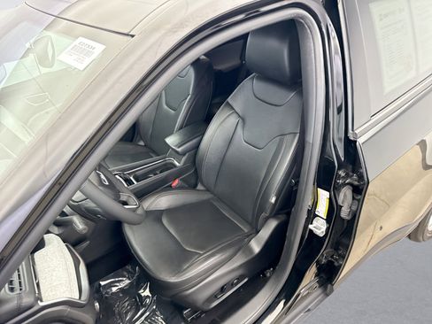 Used 2023 Jeep Compass Latitude image 11