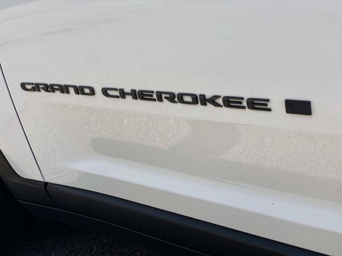 Used 2024 Jeep Grand Cherokee L Altitude RWD image 15