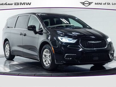Used 2025 Chrysler Pacifica Select