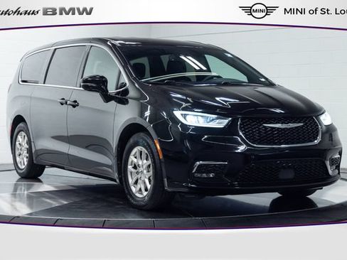 Used 2025 Chrysler Pacifica Select FWD image 1