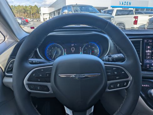 Used 2023 Chrysler Pacifica Touring-L image 21