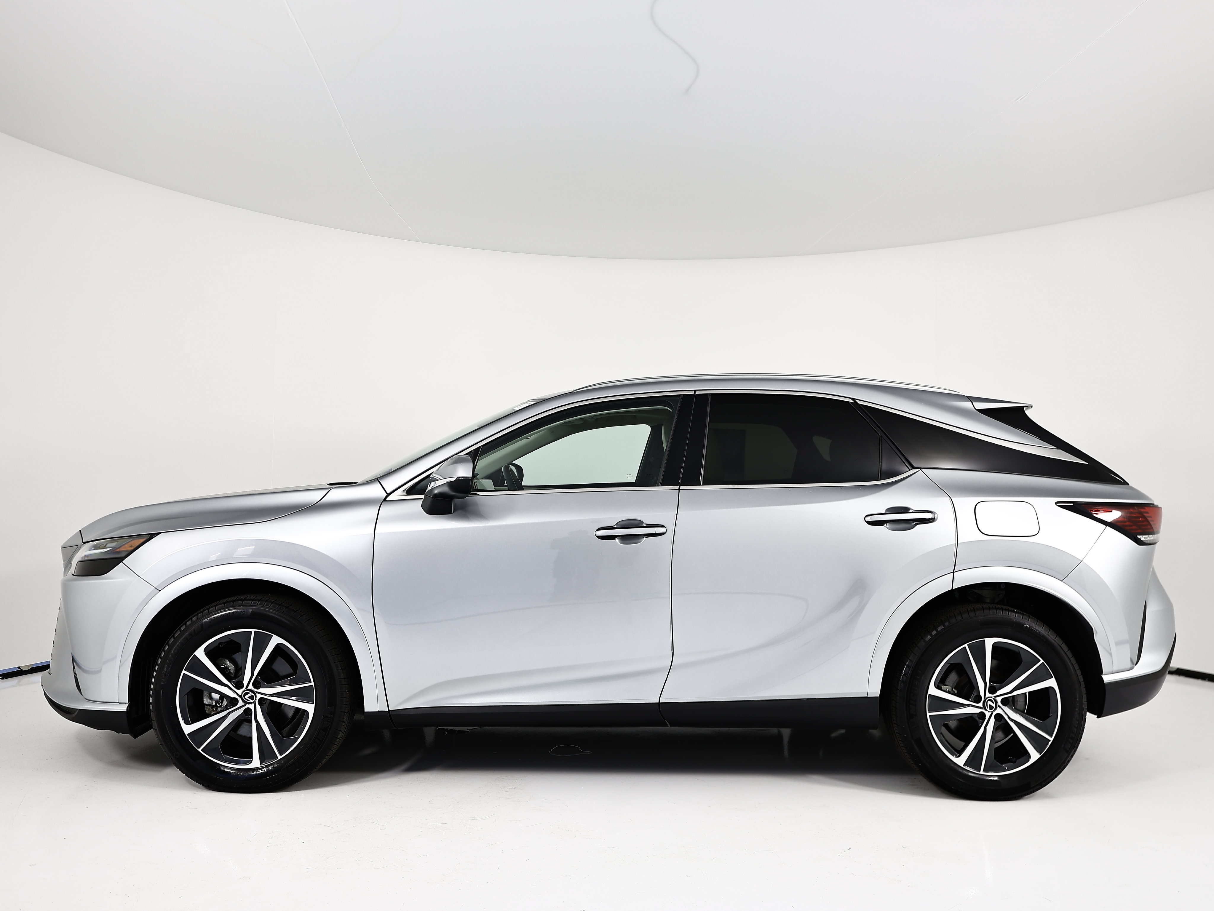 Used 2023 Lexus RX 350 Premium w/ Accessory Package AWD/4WD image 2