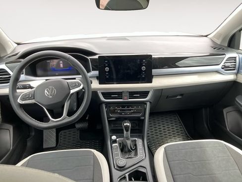 Certified 2025 Volkswagen Taos SE w/ Panoramic Sunroof Package AWD/4WD image 10