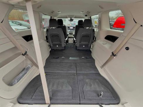 Used 2023 Chrysler Voyager LX image 34
