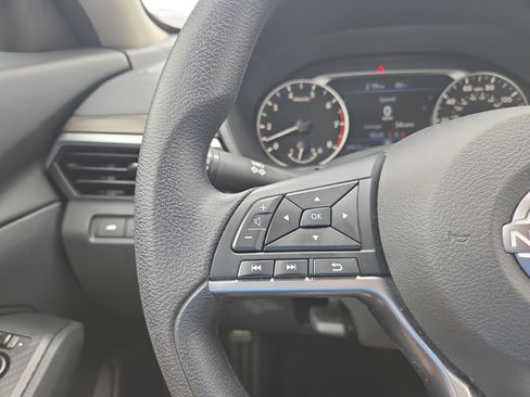 Used 2025 Nissan Altima 2.5 SV FWD image 11